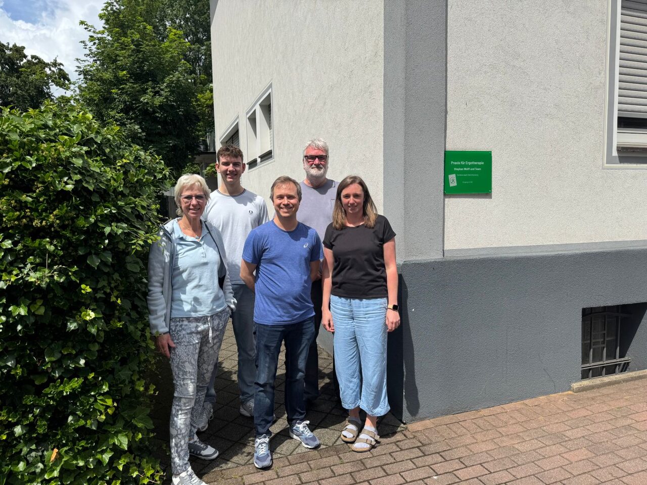 Das Team der Ergotherapie Wolff vor der Praxis in Haltern am See